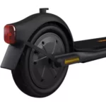 vue de la roue arrière de la Ninebot F2 Plus